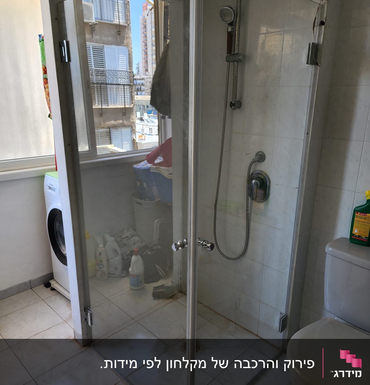 מקלחון זכוכית עם ראש מקלחת וכפתורי שליטה